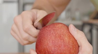 Mutfakta Bıçak Balmumu Kaplamasından Kazırken Elma Tutmak