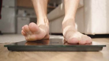 Evde Dijital Ölçekte Duran Yalın Ayaklı Kişi Mutfak Arkaplanda