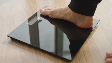 Yalın Ayaklı Kişi Ahşap Döşeme Görünümü ile Dijital Ölçekte Adımlıyor