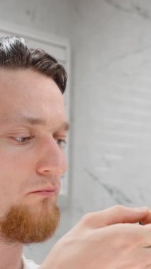 Dikey video. Aynaya Bakan Adam Daha İyi Burun Solunumu Konsepti İçin İki Elle Yakın Görüşte Yatmadan Önce Dudaklara Siyah Ağız Bandı Uyutuyor