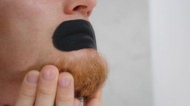 Siyah Rehine Bantına Basan Adam Nefes Aldırılabilir Ağız Bandı İki Elle Aşırı Yakın Çekimde Uyku Yardımı Konsepti