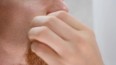 Siyah Rehine Bantını Soyan Adam Dudaklardan Solunabilir Ağız Bandı Horlama Önleme Konsepti İçin Detaylı Yakın Çekim Yapıştırması Gösteriyor