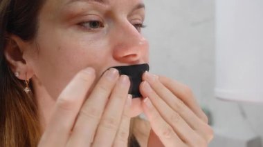 Ağzından Solunabilir Ağız Bandı Testi Yapan Kadın Malı Kalite Denetimi Konseptinde Ağzını Açarken Gevşetiyor