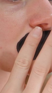 Dikey video. Siyah Ağız Bandıyla Nazikçe Bastıran Kadın Parmak İzi ile Dudaklarına Uykuya Yardım Programı Konsepti