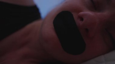 Derin Burun Nefes Alma Konsepti İçin Düşük Işık Altında Genişleyen Burun delikleriyle Nefes Akan Ağız Bandı Giyen Uyuyan Kadının Yakın Çekimi