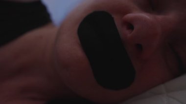 Derin Burun Nefes Alma Konsepti İçin Düşük Işık Altında Genişleyen Burun delikleriyle Nefes Akan Ağız Bandı Giyen Uyuyan Kadının Yakın Çekimi