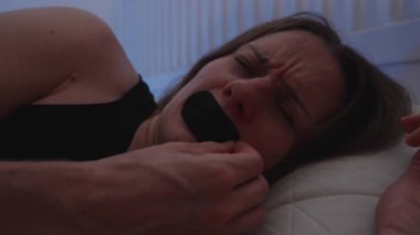 Yataktaki Kadın, Uyku Rahatsızlığı Konsepti İçin Uykusuz Kalmadan Önce Solunabilir Ağız Bandını Gözleriyle Kapalı Tutarken Hayal Kırıklığına Uğradı