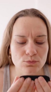 Dikey video. Parlak Yatak Odasındaki Kadın Ağız Bandına Odaklanmış Bakış ile Dudaklara Basarak Sabah Uykusunda Rutin Konsepti