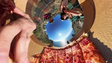 Kutudan Pizza Dilimleyen İki Kişi 360 derecelik Fisheye Efektiyle Okyanus ve Dağ Arkaplanlı Dairesel Bakış Açısı Oluşturuyor