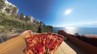 Bir Kadın Arkaplanda Sahne Görünümünü İzlerken Açık Kutudan Pizza Dilimlemek İçin İki El Uzanıyor