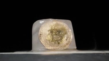 Isıtmalı Metal Yüzeyde Eriyen Buz Küpü ile Kaplanmış Bitcoin Bozukluğu Karanlık Bir Arkaplana Karşı Yükselen Buhar, Değişkenliği ve Piyasa İstikrarsızlığını simgeliyor