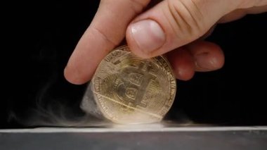 Isıtmalı Metal Yüzeyinde Erimiş Buz Küpü 'nden Bir Bitcoin Sikkenin Çıkarılması, Buhar Yükselişi, Piyasa Kurtarma ve Finansal Geri Dönüşü Sembolize Ediyor