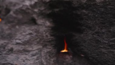 Türkiye 'deki Chimaera' da bulunan Rocky Surface 'deki bir çatlaktan kaynaklanan, Yeraltı Gaz emisyonları tarafından ateşlenen, Karanlık Toprak ve Taşla çevrili,
