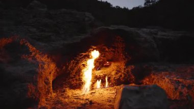 Türkiye 'deki Chimaera' da bulunan Kayalık Yüzeyden Sonsuz Alevler, Çevre Taşı 'nı sıcak bir parıltıyla aydınlatarak, Gizemli Doğal Manzara' da Karanlık 'ta Yakalandı