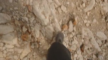 Gevşek Taşlar ve Kuru Toprakla Rocky Trail 'de Yürüyen Bir Kişinin İlk İnsan Bakışı Yukarıdan Aşağı Bakış, Macera ve Bilgelik Konseptinden Yakalandı
