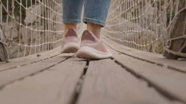 Derin Kayalık Kanyon 'un Üzerinde Asılı Halat Köprüsü Üzerinde Yürüyen Bir Kadının Arka Görünümü Düşük Açı, Korku ve Heyecan Konseptinden Yakalandı