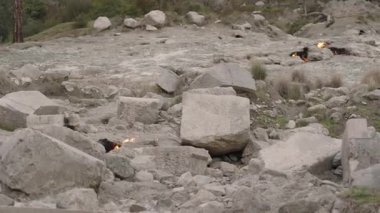 Türkiye 'nin Chimaera kentindeki Rocky Arazisinden Doğal Alevler, Büyük Kayalar ve Kuru Bitkiler Arasındaki Yeraltı Gaz Havalandırmalarından Yanan Yangınlar
