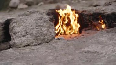 Türkiye 'deki Chimaera' daki Rocky Yarığından çıkan Büyük Doğal Alevler, Yeraltı Gazı Engebeli Taşa Karşı Yoğun ve Sürekli Bir Ateş Yaratıyor