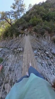 Dikey video. Aşağıdaki Kayalık Kanyon 'da Yürüyen Bir Kadının İlk Perspektifi, 360 derecelik kamera ile Kayalık Kanyon' da Yürüyen Bir Kadın.