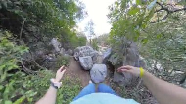 Yeşil ve Büyük Kayalar, Destek İçin Silahlar, 360 derecelik Kamerayla çevrili, Kanyon 'daki Berrak Nehir' e Tırmanan Bir Kadın İlk Kişi Görünümü