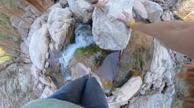 Güçlü Akıntılarla Bir Kayalık Nehiri Geçen Kadın, Ayaklarını Kaygan Kaya 'ya Dikkatle Yerleştirirken Destek İçin Yakın Kayalıklara Tutarken, İlk Perspektif, 360 derecelik Kamera