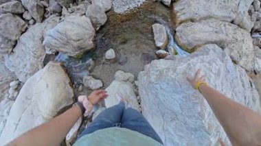 Dalgalı Nehirde Büyük Kayaların Üzerinde Dolaşan Kadın, İstikrar Arazisi 'ni dikkatle tutarken Kayalıklar ve Vahşi Doğa, İlk Perspektif, 360 derecelik Kamerayla çevrili