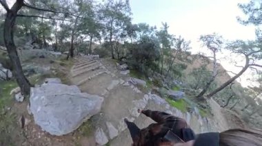 Ağaçlar ve kayalarla çevrili, 360 derecelik kamerayla çevrili, Ormanlı Dağ Yolu 'ndaki Taş Merdivende Yürüyen Küçük Gezegen Efekti