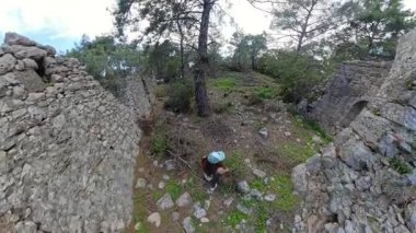 Bir Antik Harap Şehirde Yıkılan Kemerleri Keşfeden Bir Kadının Geniş Açı Görünümü, Tepe 'de Ağaçlar ve Kayalarla çevrili, 360 derecelik Kamera