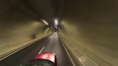 Kırmızı Araba Hareket Bulanık Efekti ile Tünelden Geçerek Hız ve Hızlanma Hızı Tamponu Oluşturuyor