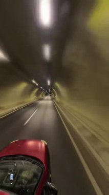 Dikey video. Kırmızı Araba Hareket Bulanık Efekti ile Tünelden Geçerek Hız ve Hızlanma Hızı Tamponu Oluşturuyor