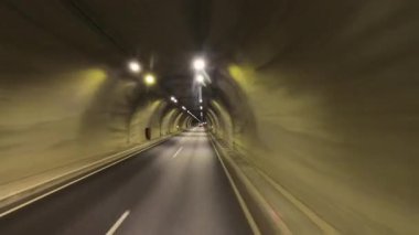 Kırmızı Araba Dağ yolunda ilerliyor Hareket Bulanıklığı Yüksek Hız ve Sahne Doğasını Gösteriyor
