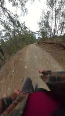 Dikey video. Küresel Kamera Efektiyle Bir Ormanda Kirli Yol 'da Yokuş yukarı Koşan Bir Kişi İlk Kişi Görünümü