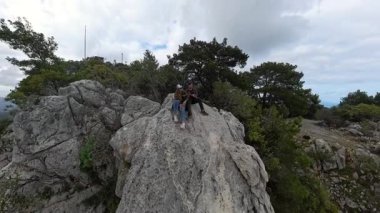 360 derecelik Küresel Panorama 'da Deniz ve Dağların Altında Bulutlu Gökyüzü Altında Oturan Bir Çift