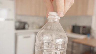 Plastik bir şişenin elle açılamayan kapağını kaldırmak, Plastik Kirliliği En aza indirmek için Çevre dostu bir tasarım sergilemek, Yakın plan