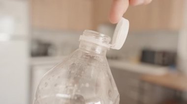 Mutfakta Çevre dostu tasarımını, yakın çekim görüntüsünü göstermek için Plastik Şişe üzerindeki Güvenli Eklenebilir Olmayan Kapağı gösterme