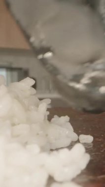 Dikey video. Siyah Eldiven 'i Nori çarşafına serpiştirirken Kamera İlerlerken, Bulanık Mutfak Arkaplanıyla Makro Çekim Yaparken