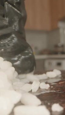 Dikey video. Siyah Eldivenli Yapışkan Suşi Pilavı 'nı Nori Çarşafı' na koy. Kamera ileri doğru hareket ediyor, dokuyu yakalıyor, Makro Yakın Çekim