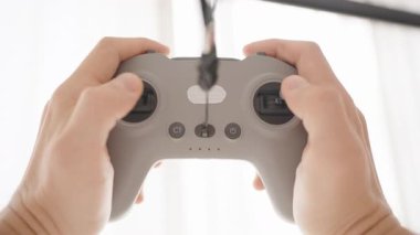 Parlak Arkaplanda Kablo, Ön Düşük Açı, İHA Operasyonu Konsepti ile FPV İnsansız Hava Aracı Kontrolörü