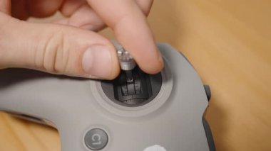 FPV Drone Kontrolörünün Joystick yuvasına vidalama Metal Çubuğu Yakından Bakış, Makro Perspektif, Assembly Concept