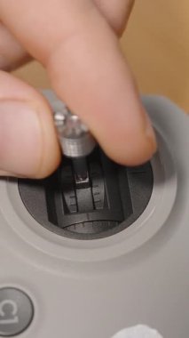 Dikey video. FPV Drone Kontrolörünün Joystick yuvasına vidalama Metal Çubuğu Yakından Bakış, Makro Perspektif, Assembly Concept