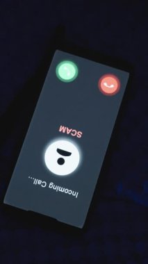 Dikey video. Akıllı Telefonun Yakın Çekimi ve Mavi Gece Işığının Altında Yatağa Gelen Dümen Çağrısı Sahibi Uyurken, Üst Çekim, Mobil Güvenlik Konsepti