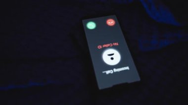 Arayan Olmayan Akıllı Telefon Ekranda Mavi Ekran 'da, Battaniye, Üst Görünüm, Telefon Girişi Konsepti ile Yatakta Uzanırken