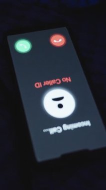 Dikey video. Arayan Olmayan Akıllı Telefon Ekranda Mavi Ekran 'da, Battaniye, Üst Görünüm, Telefon Girişi Konsepti ile Yatakta Uzanırken