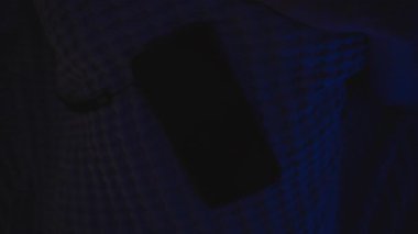Kamera, Yataktaki Kadın Reddedince Hızlıca Yukarı Taşıdı Gelen Arama, Smartphone Screen in Dark Blue Room, İzleme Çekimi, Telefon Karışıklığı Uyarı Konsepti