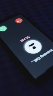 Dikey video. Gece Dolandırıcılığı Telefonuna Bakan ve Mavi Işık Altında Dinlenirken Çağrıyı Reddeden Yatakta Uyanan Kadın, Ön Açı, Uyku Bozukluğu Konsepti