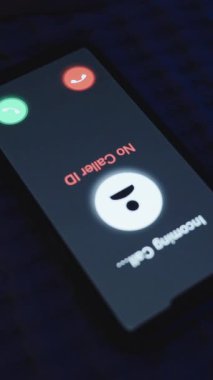 Dikey video. Akıllı Telefonun Kapanışı Arayanın Kimliği Yok Uyandıran Kadın Çağrıyı Reddediyor, Mavi Işık Atmosferi, Gizlilik Koruma Konsepti