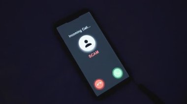 Gece Uyanan Kadın Mavi Işık Yastığındaki Akıllı Telefona Ulaşırken Gelen Çağrı Başlık Görünümü, Karışıklık Konsepti