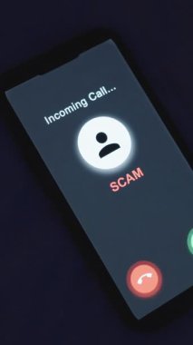 Dikey video. Gece Uyanan Kadın Mavi Işık Yastığındaki Akıllı Telefona Ulaşırken Gelen Çağrı Başlık Görünümü, Karışıklık Konsepti