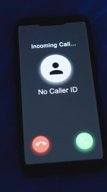 Dikey video. Yastıkta, Mavi Işıklı Uyuyan Kadın, Gece Yakından, Dolandırıcılık Uyarı Konsepti 'nin yanında, Arayan Yok yazan Akıllı Telefon Kimliği