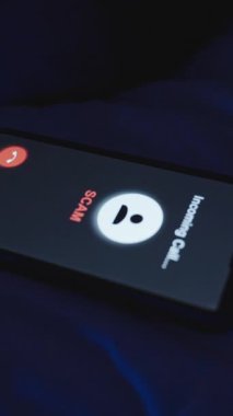 Dikey video. Smartphone Tutan Kadın Gece Mavi Işıkta Yatakta Yatarken, Çağrı Bildirimi, Sakin Tepki, Dolandırıcılık Önleme Konsepti